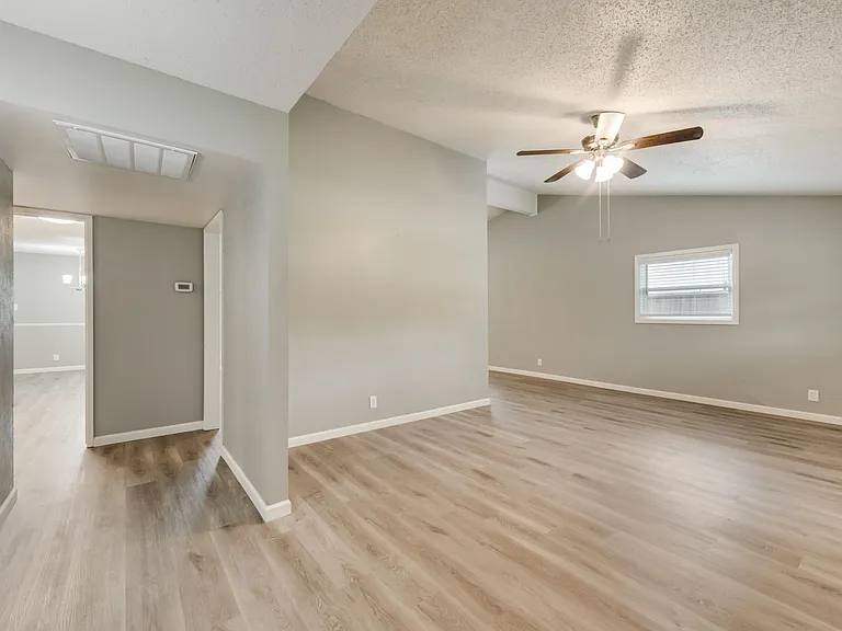 2402 Scotswood Dr — Photo 8