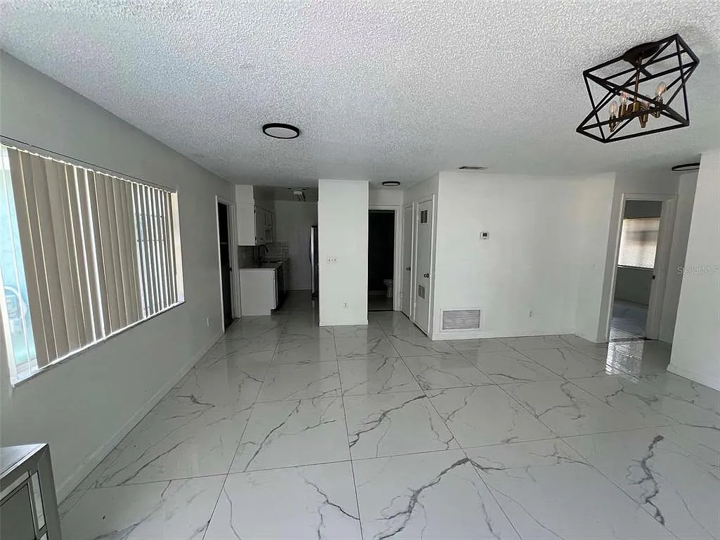 3 bed, 2.0 bath, 1860 sqft, $1,700 — Photo 2