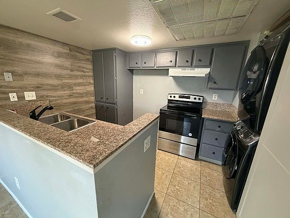 3rd image of 3736 E Oak Creek Dr