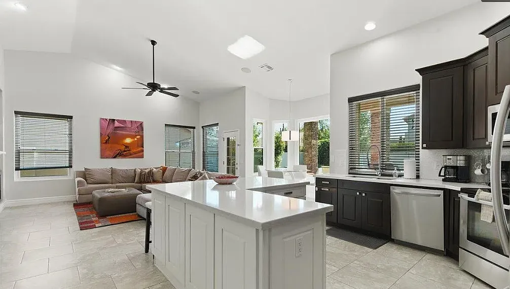 4 bed, 2472 sqft, $6,000 — Photo 2