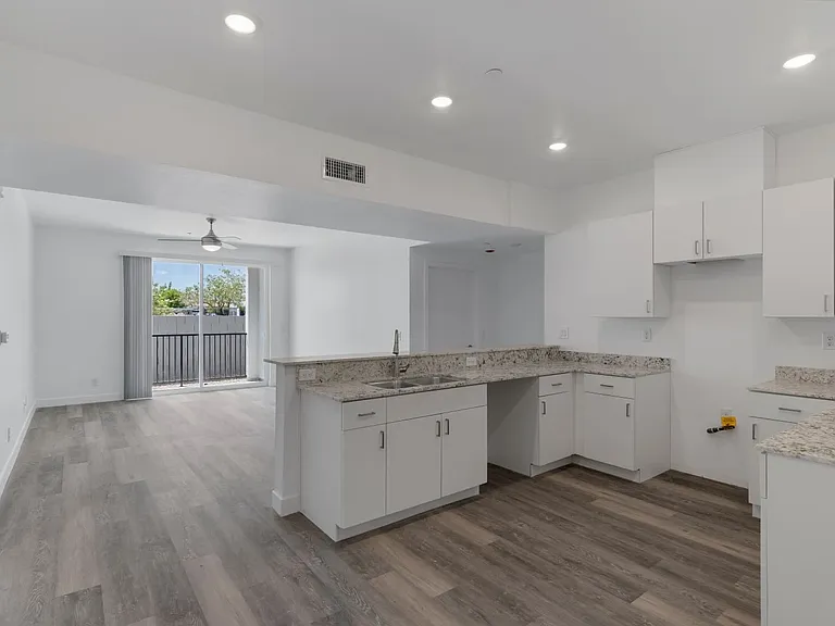 4846 S Jones Blvd — Photo 10