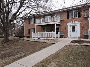 139 Heidel Rd APT 1, Mequon, WI 53092