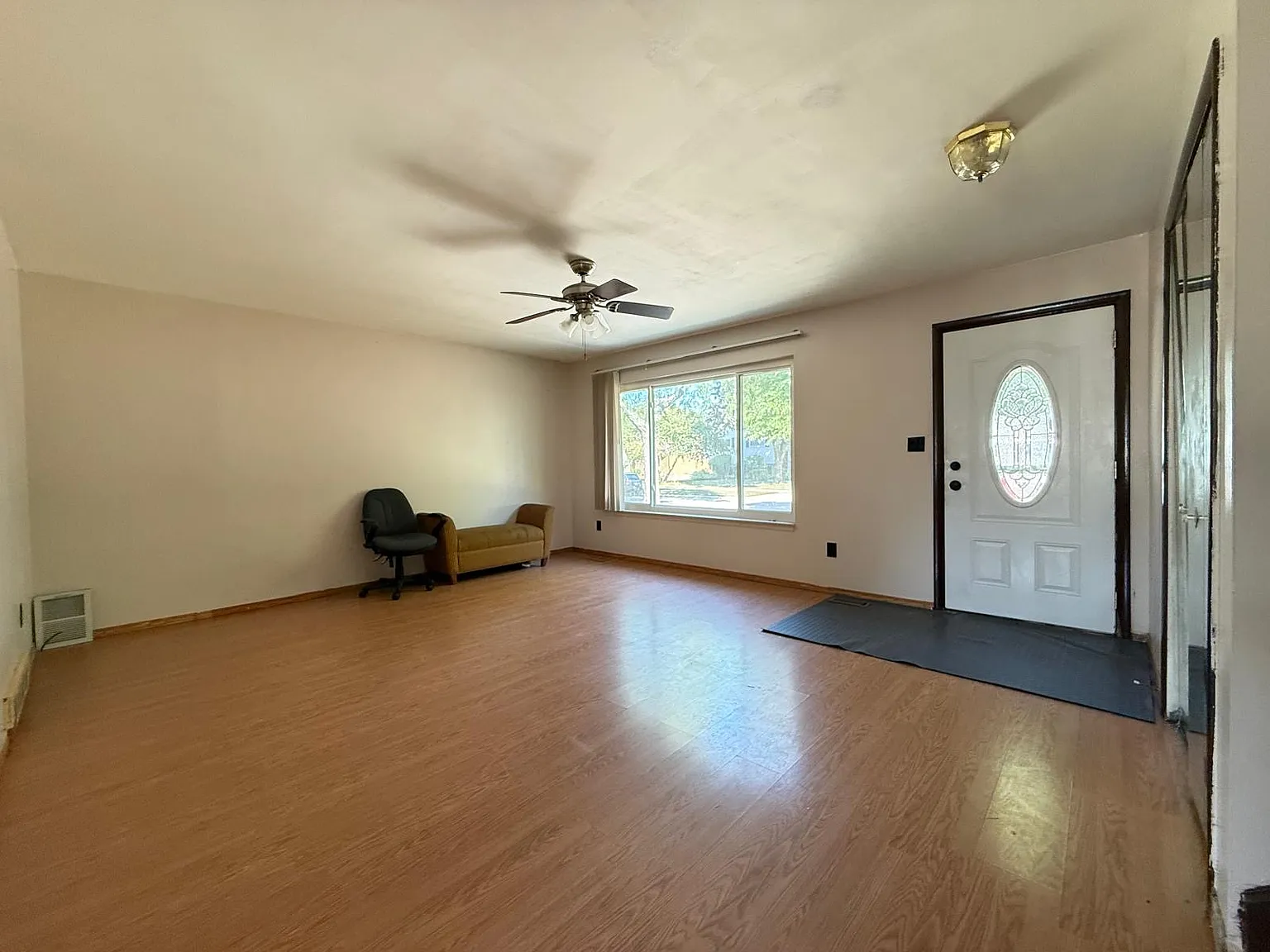 4 bed, 1.5 bath, 2017 sqft, $1,900 — Photo 4
