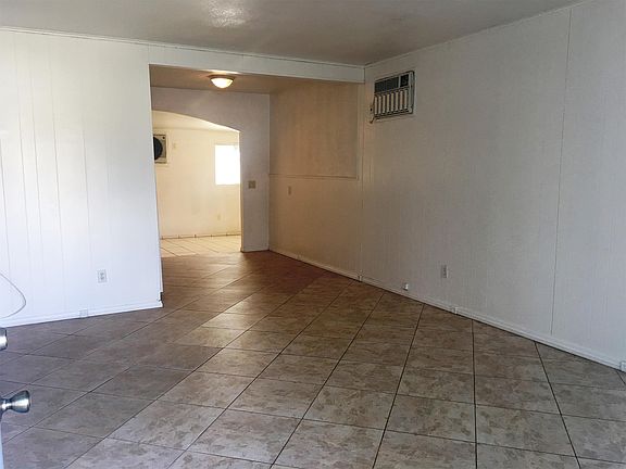 2nd image of 1015 E Acacia Ave