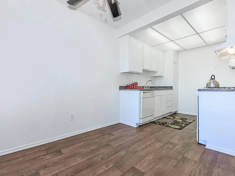 Belinda Apartment Homes — Photo 39