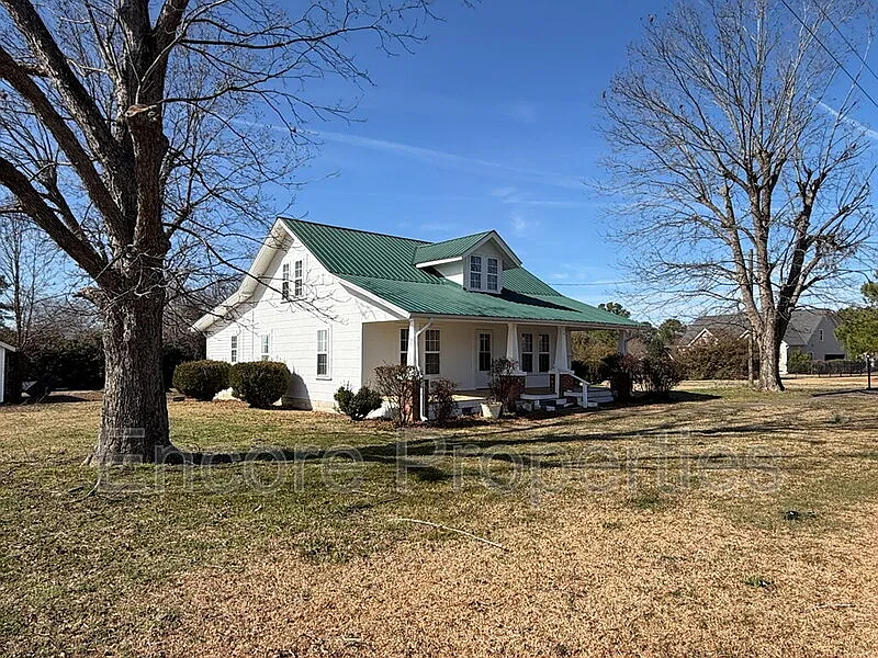 4 bed, 2.5 bath, 1747 sqft, $2,000 — Photo 2