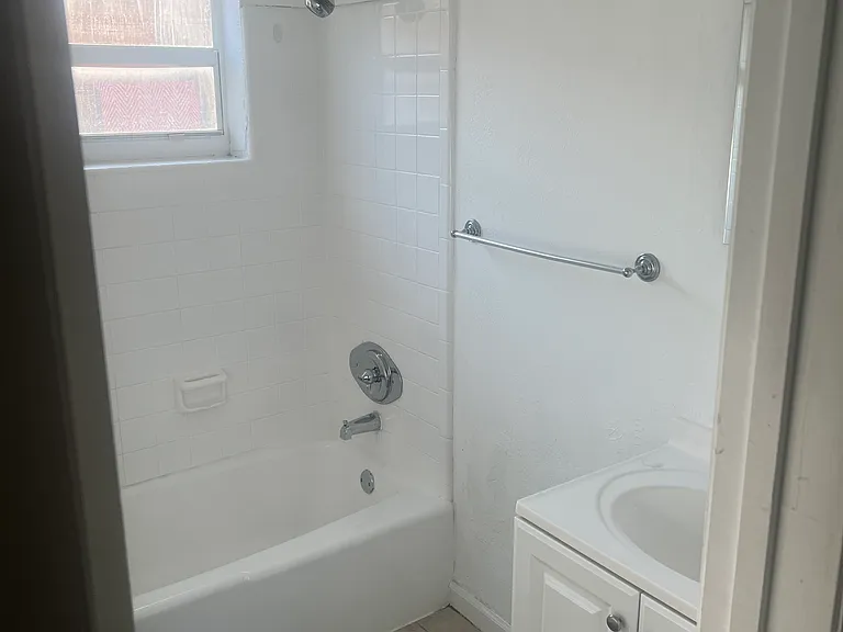 462 NW 17th Pl — Photo 4