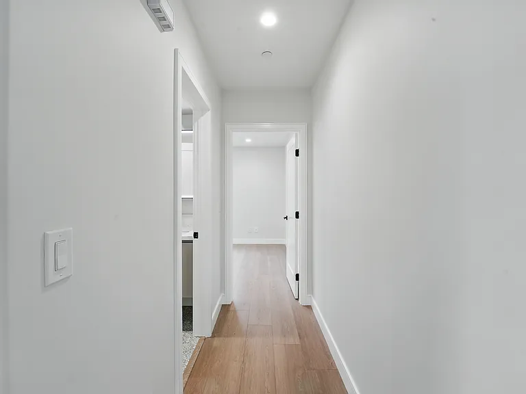 8236 1/2 Blackburn Ave — Photo 36