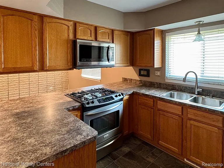 34528 Hawke Dr — Photo 8