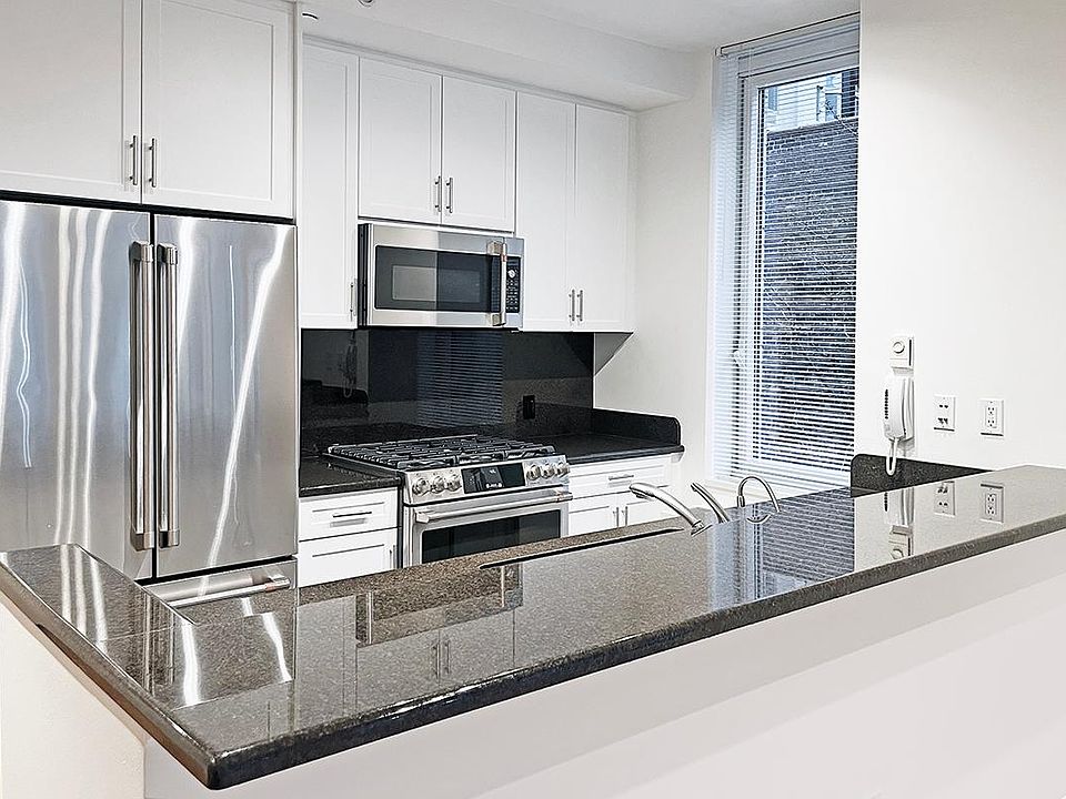1st image of 320 W 38th St APT 926