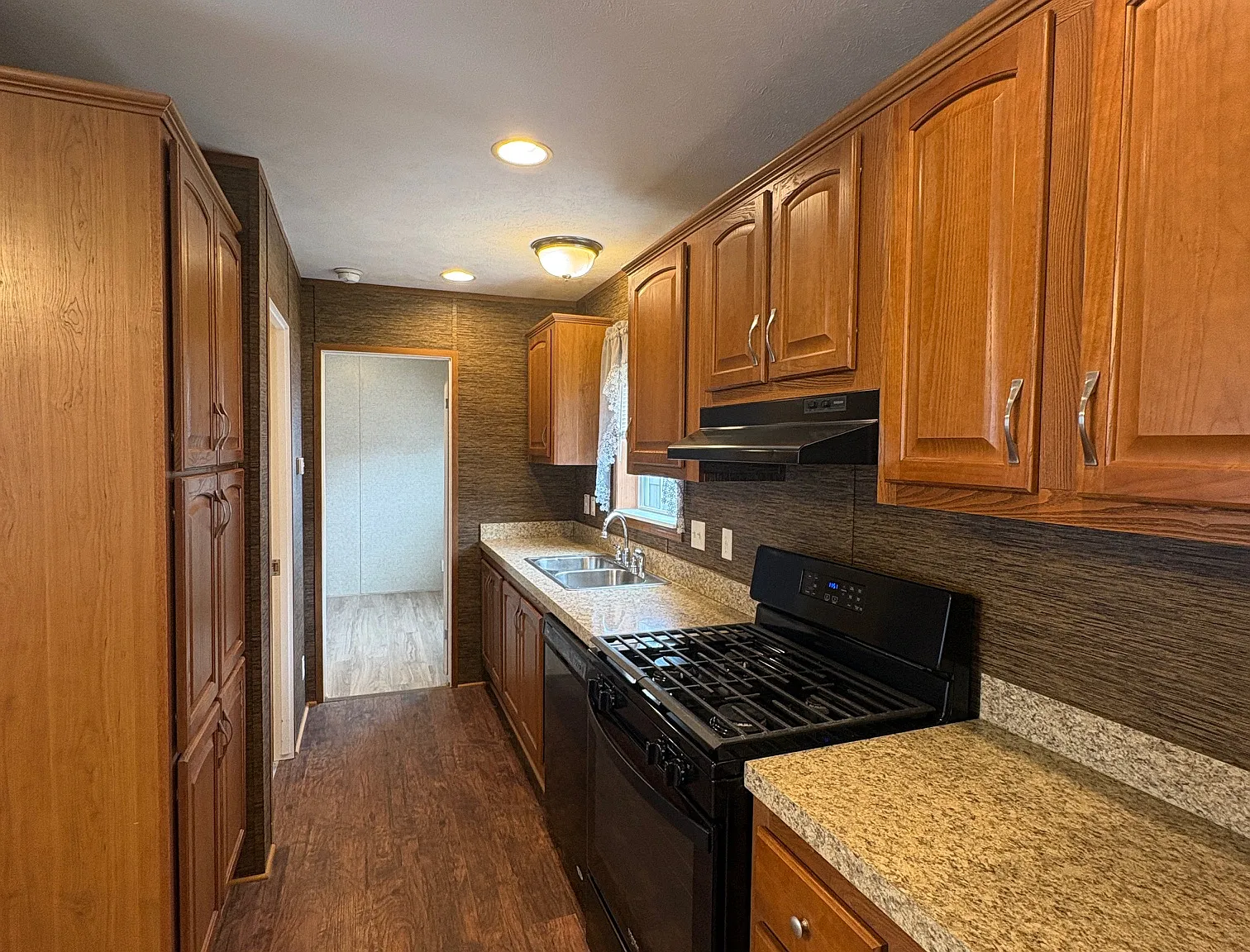 291 N Virginia Ave — Photo 1