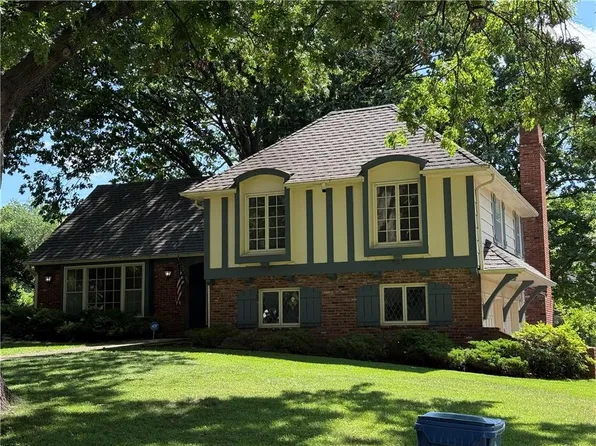 8117 Granada St, Prairie Village, KS 66208