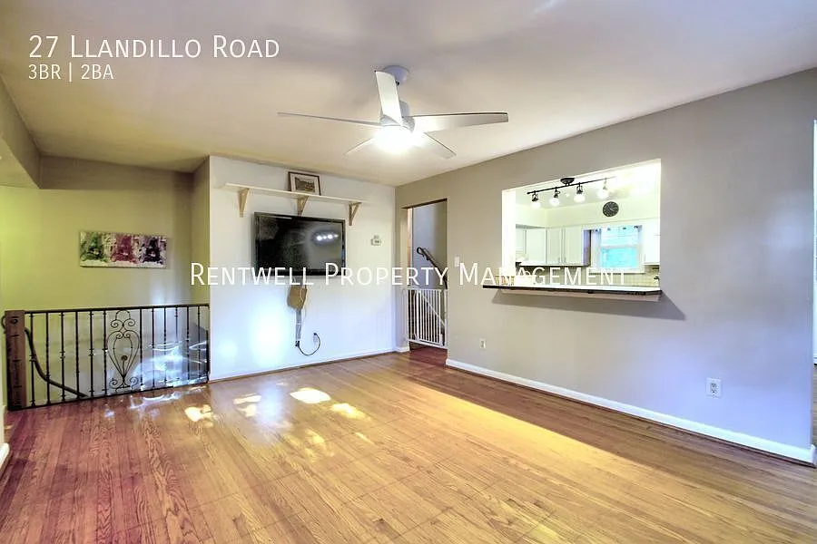 Spacious 3-Bedroom Home with Private Yard, Patio & Driveway — Photo 3