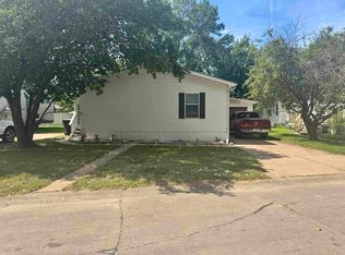28 Kingston Dr, Hastings, NE 68901
