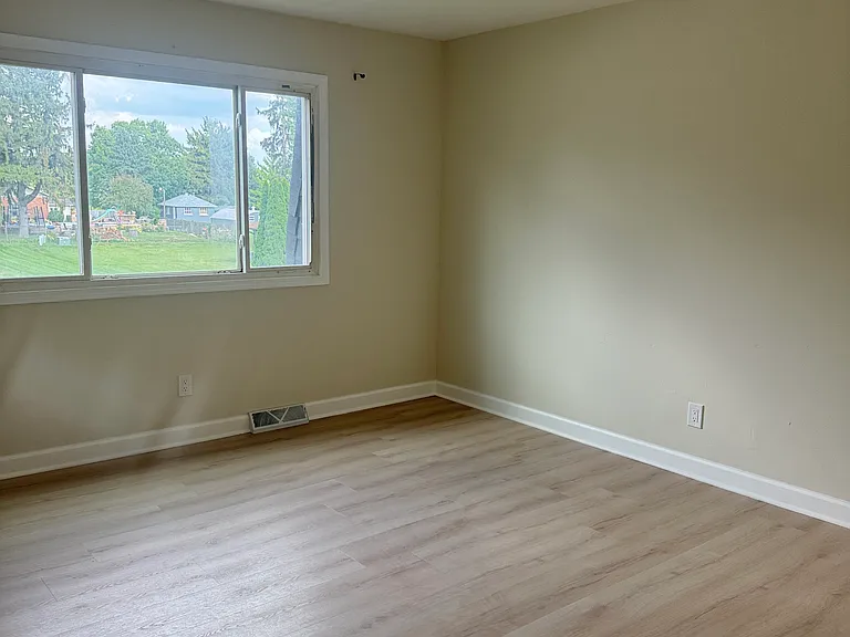 East Bedroom 1/4
