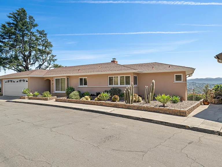 4258 Summit Dr — Photo 3