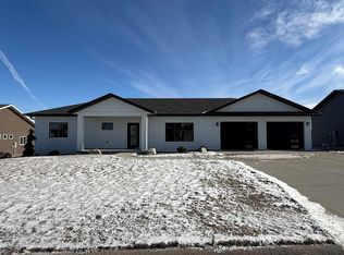 2014 Maple St, Hull, IA 51239