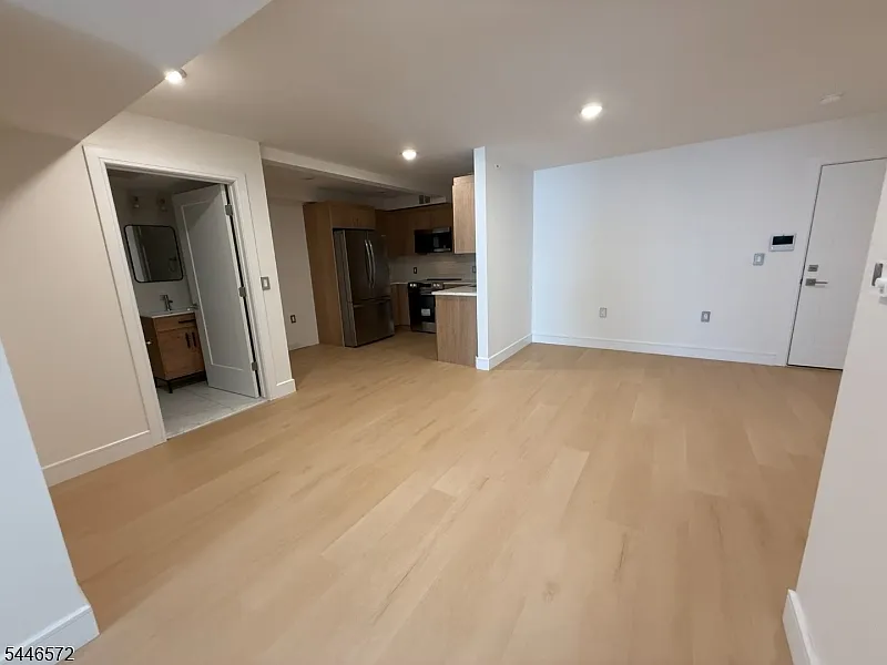 2 bed, 1.0 bath, $4,300 — Photo 4