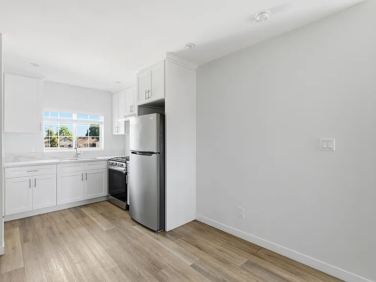 4177 Naomi Ave — Photo 2