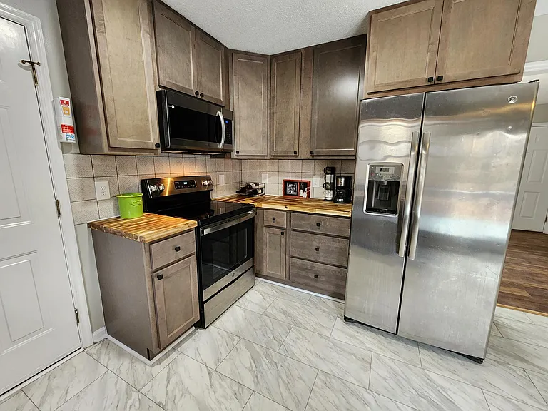 198 Berwick Dr — Photo 6