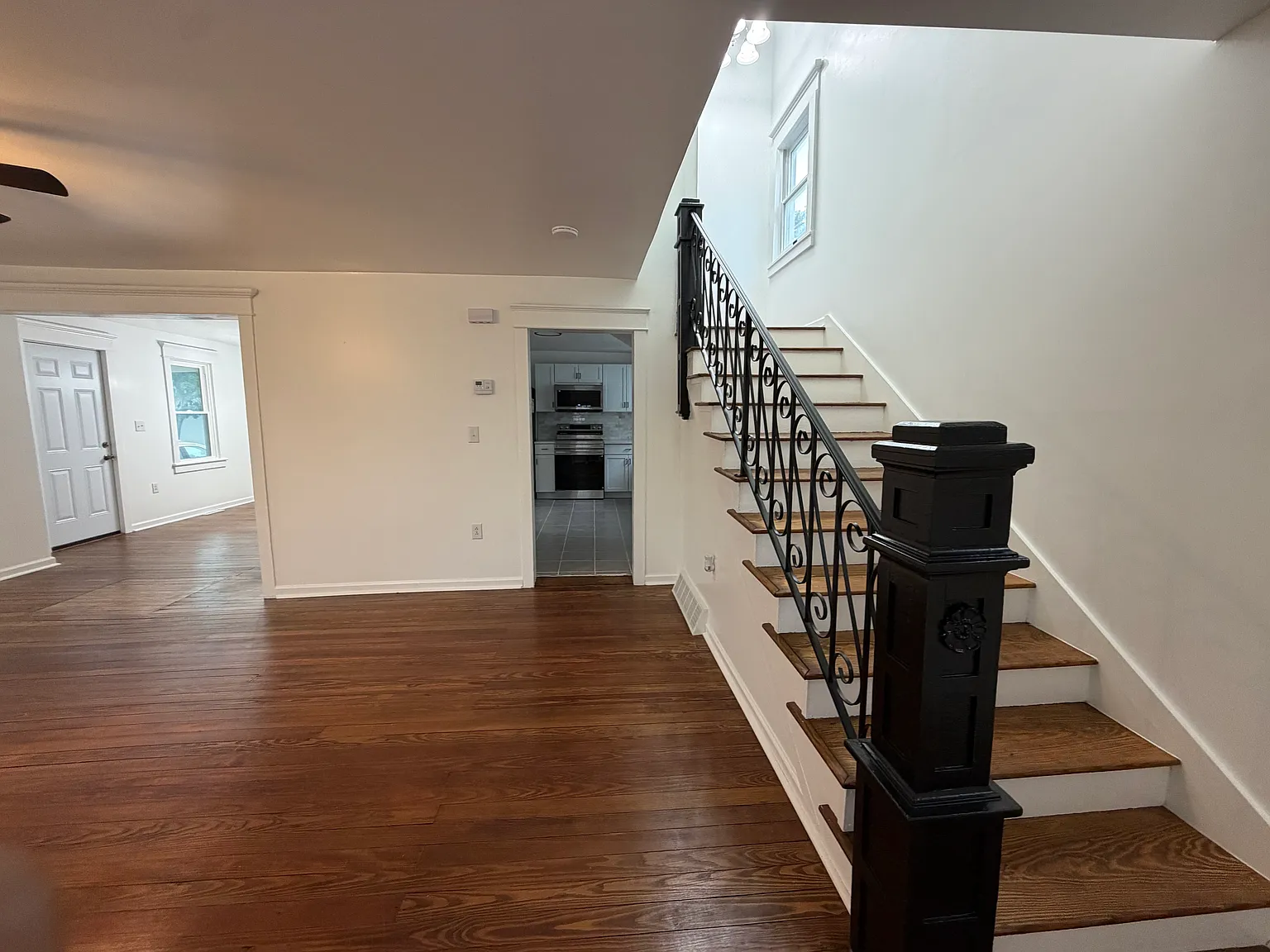 3 bed, 2.5 bath, 2100 sqft, $2,500 — Photo 4