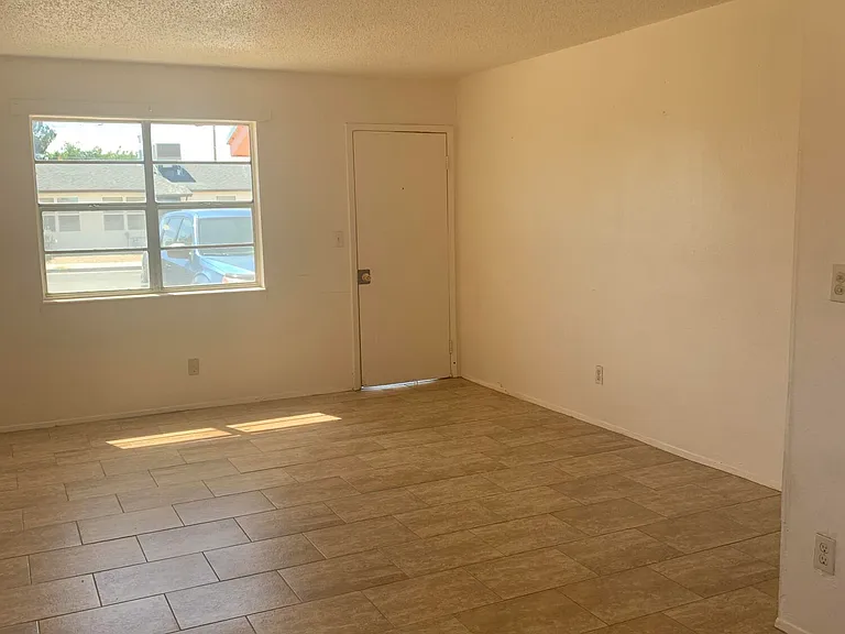 703 Hilton Ave — Photo 2