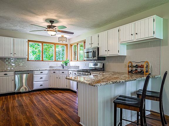 Kitchen with breakfast bar