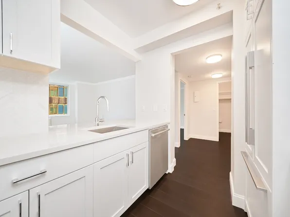 160 Riverside Boulevard image 6 of 11