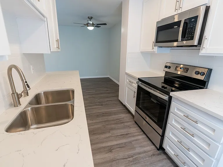 1635 North Martel Avenue — Photo 26
