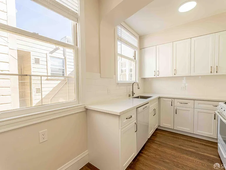 910 Bay St #12 — Photo 5