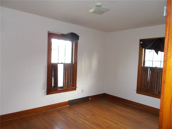 3rd image of 119 S Chestnut St