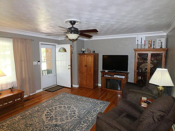 2nd image of 605 S Dixon Ave