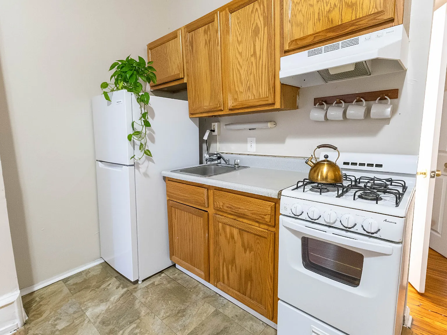 3 bed, 650 sqft, $2,100 — Photo 2