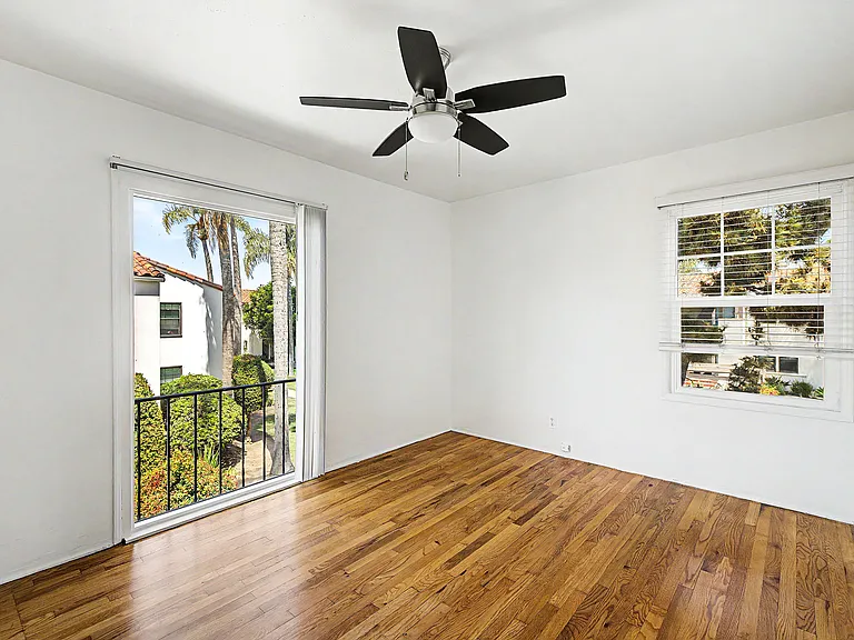 Las Palmas Apartments — Photo 12