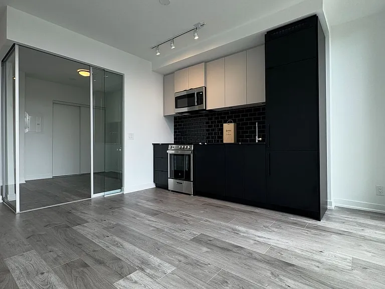 285 Dufferin St #504 — Photo 5