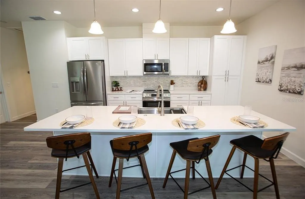 4 bed, 2.0 bath, 1897 sqft, $2,450 — Photo 1