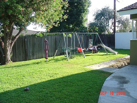 Backyard (kids' play and dog fun area)