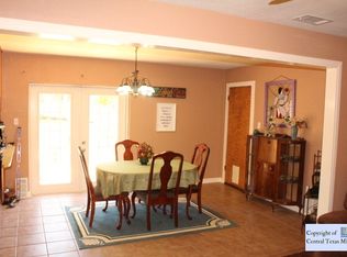 207 Meadow Lake Dr, Seguin, TX 78155