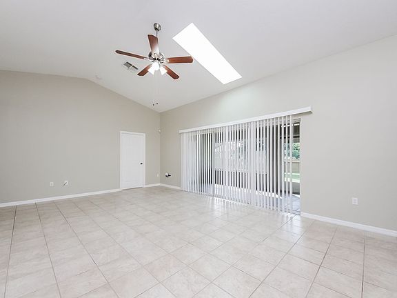 3rd image of 2422 Sweetwater Blvd
