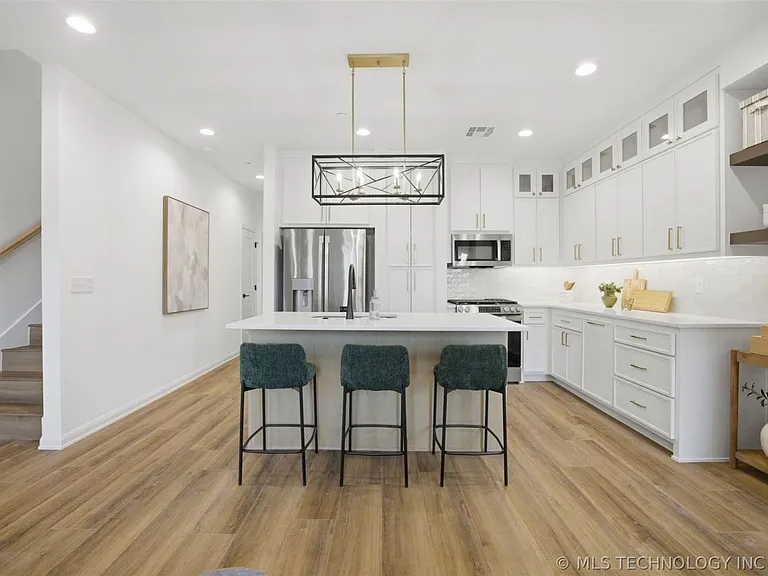 504 E B St — Photo 11