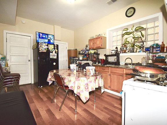4th image of 2431 S Central Park Ave