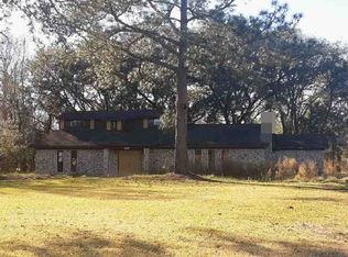 300 Mallet Ln, Liberty, TX 77575