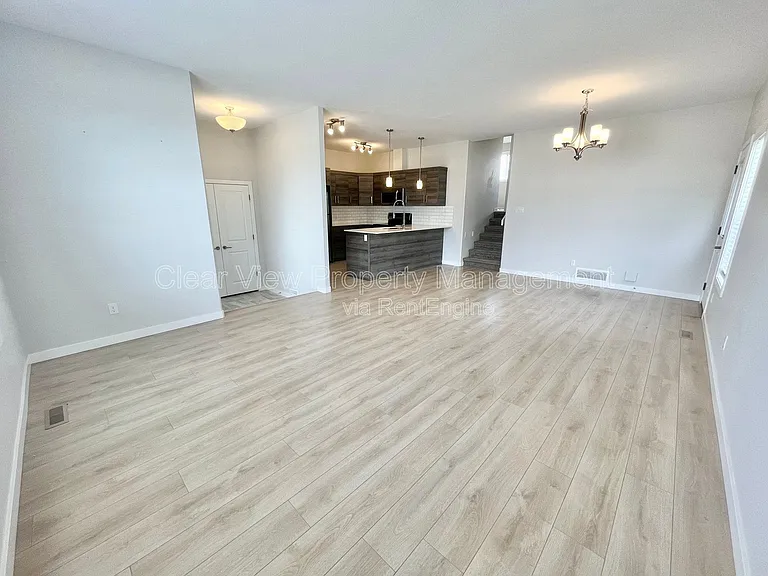 90 Sunridge Blvd W #UPPER LEVEL — Photo 6