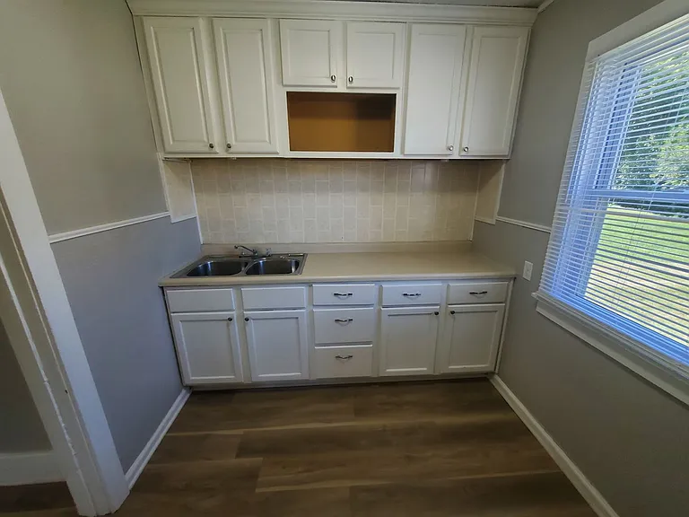 150 E Douglas Ave — Photo 4