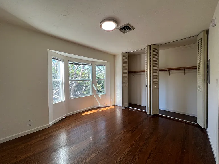 2541-2569 Le Conte Ave — Photo 38