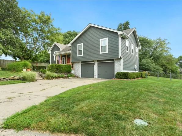 906 Fairview Cir, Pleasant Hill, MO 64080