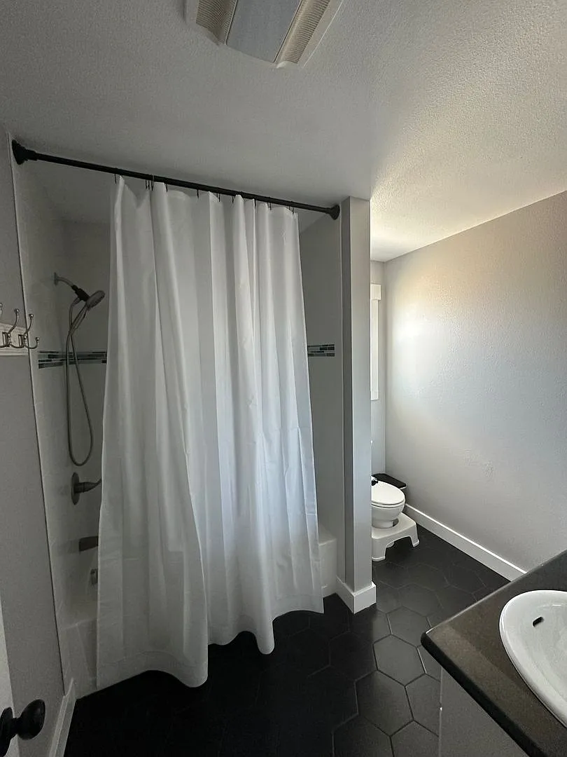 4 Bedroom House Available in Hammond! — Photo 4