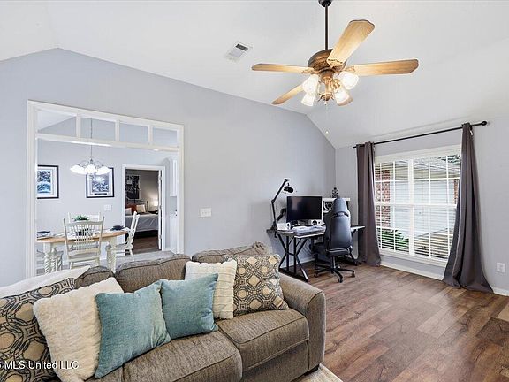 4th image of 403 Oak Bnd