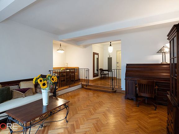 3rd image of 333 W 57th St APT 6L