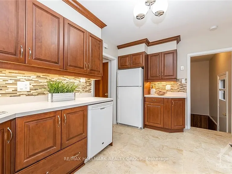 1132 Cline Cres #A — Photo 8